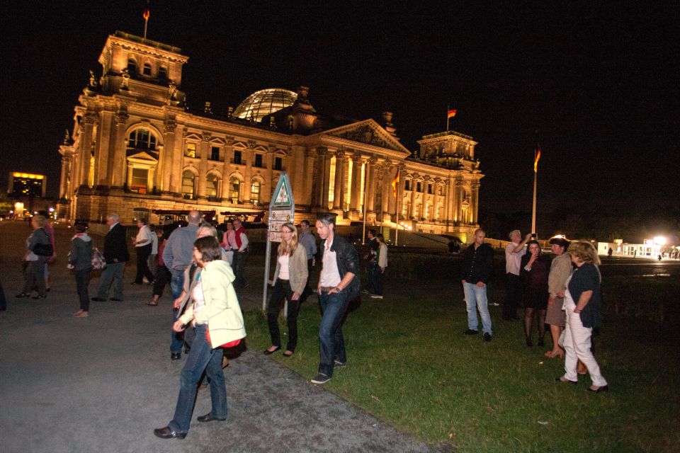 Berlin: 1.5-Hour Comedy Bus Tour in German - Brandenburg Gate from a Moving View