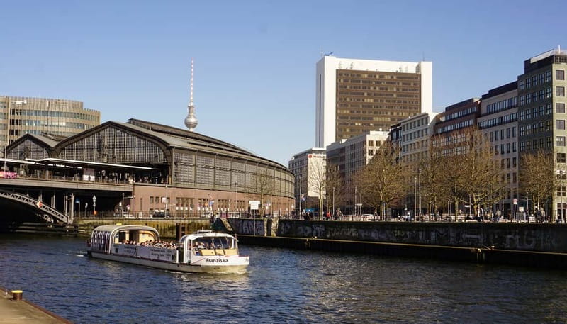 Berlin: 1-Hour Boat Tour with Bilingual Live Guide - Windows, weather, and the comfort setup on the glass ships