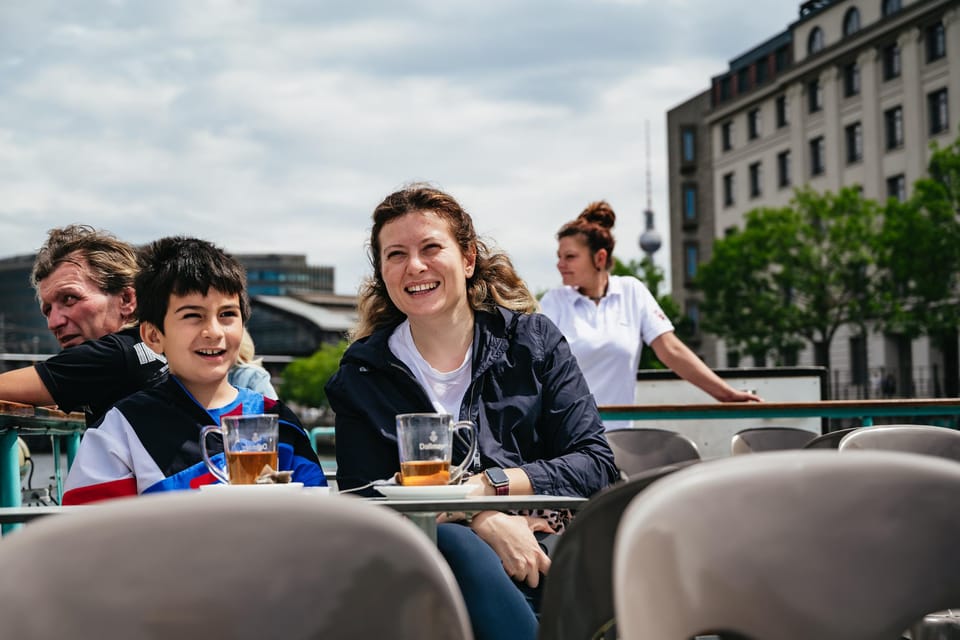 Berlin: 1-Hour City Sightseeing Cruise - Onboard comfort: roof cover, service pace, and what to bring