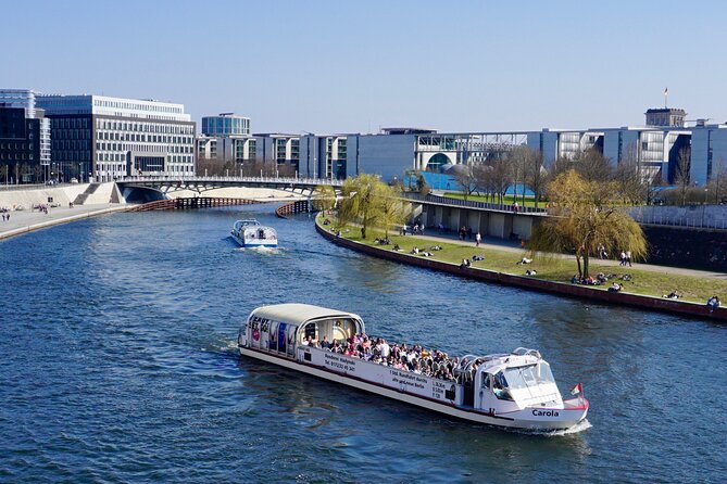 Berlin: 1-hr Boat Tour with Bilingual Live Guide (DE/EN) - A 1-hour Spree cruise that gives you Berlin in plain language