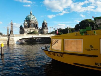 Berlin: 2.5-Hour East Side Boat Cruise with Commentary - Getting Onboard: Alte Börse Pier, Burgstraße, and Hackescher Markt