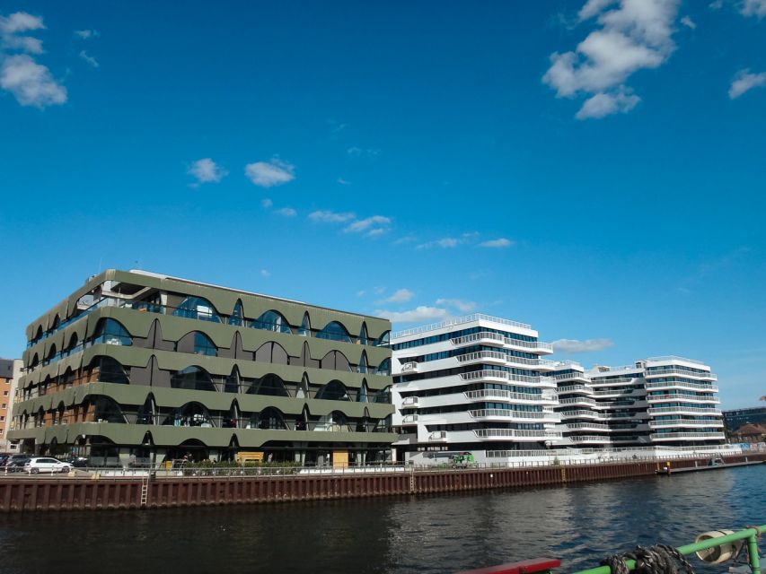 Berlin: 2.5-Hour East Side Boat Cruise with Commentary - East Side Gallery and Oberbaum Bridge: Cold War Memory Meets Creative Water Front
