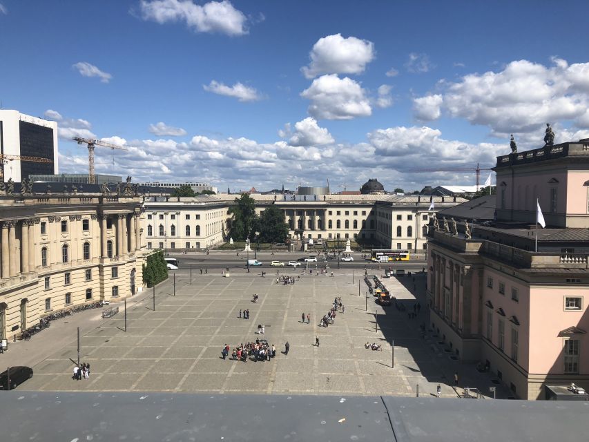 Berlin: 4-Hour Guided Highlights Tour in Spanish - Kicking off at Alexanderplatz and getting your bearings fast
