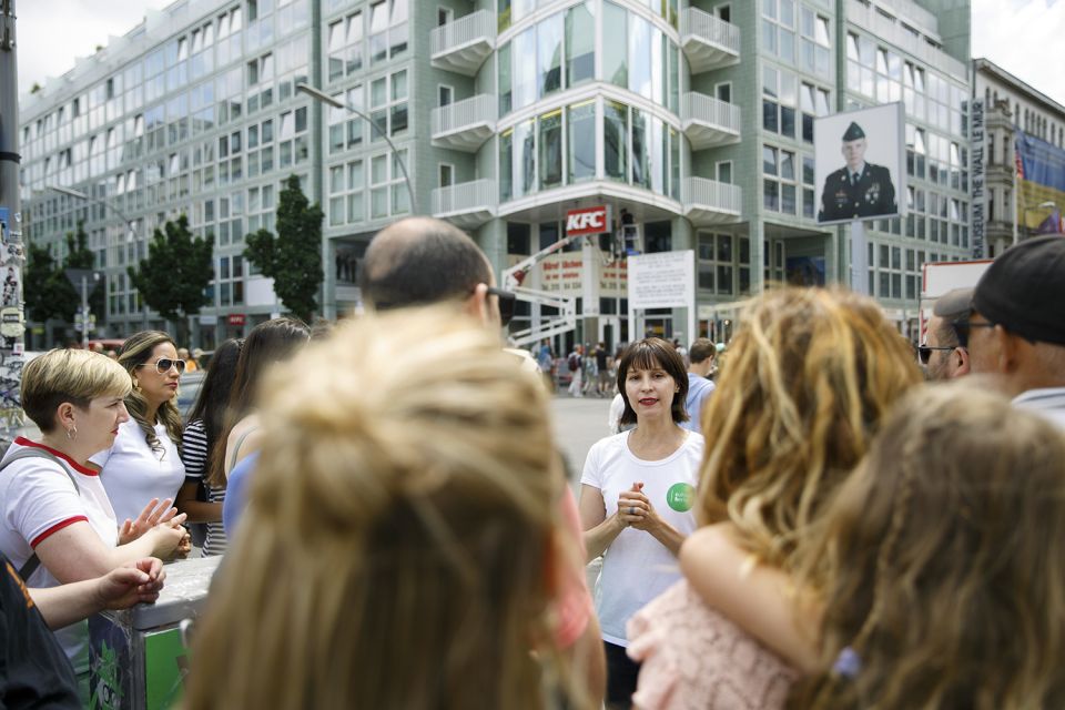 Berlin: 4-Hour Guided Highlights Tour in Spanish - Unter den Linden to Gendarmenmarkt: the calm, classic Berlin stretch