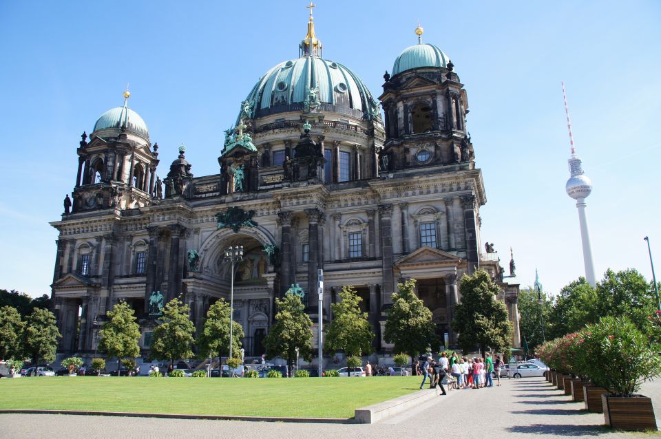 Berlin: 4-Hour Guided Highlights Tour in Spanish - The Wall’s backstory starts with power, fear, and control