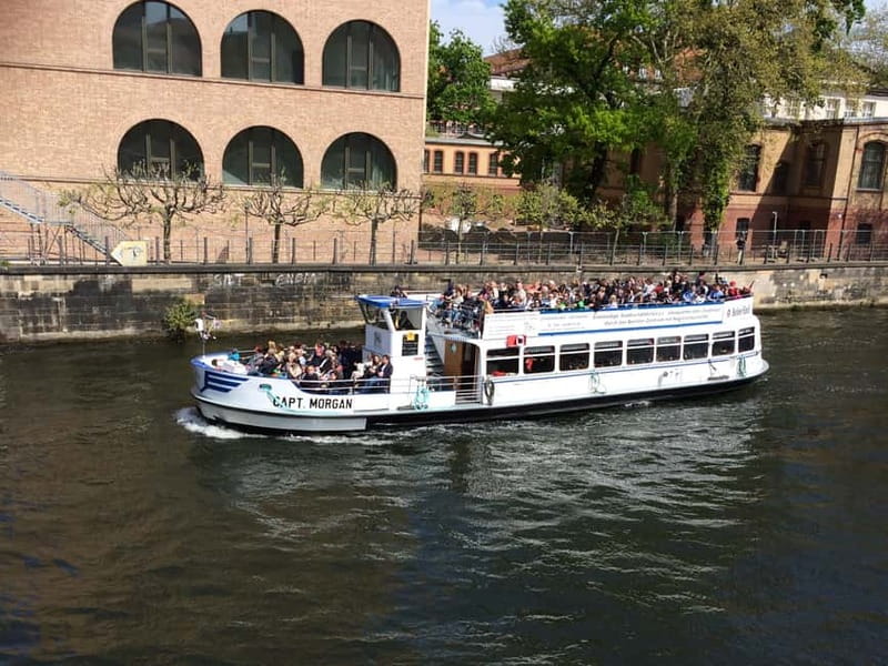 Berlin: Boat Sightseeing Cruise with Audioguide - Boarding at Domaquareé: where the cruise really starts