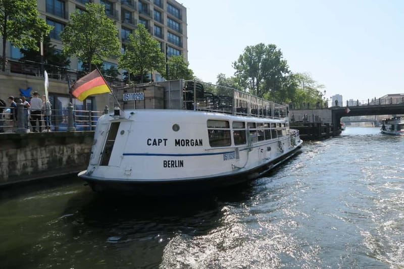 Berlin: Boat Sightseeing Cruise with Audioguide - The narration: German and English, and it’s meant to stay fun
