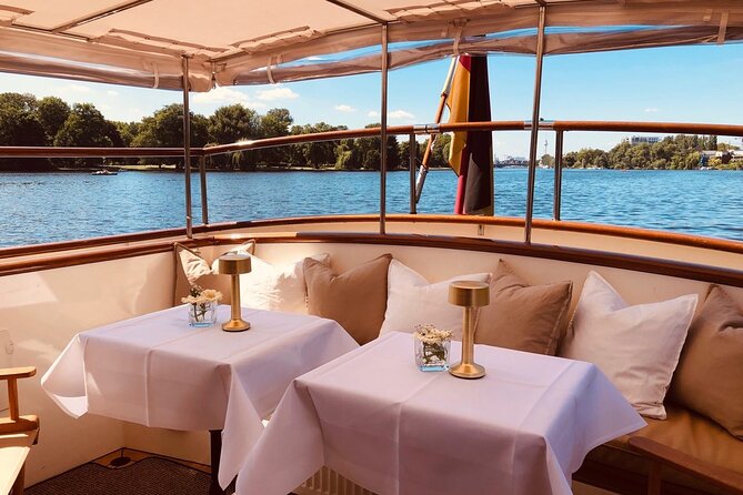 Berlin Boot Sightseeing Tour on Electric Private Yacht - A 60-minute Berlin Landmark Cruise on a Fully Electric Yacht