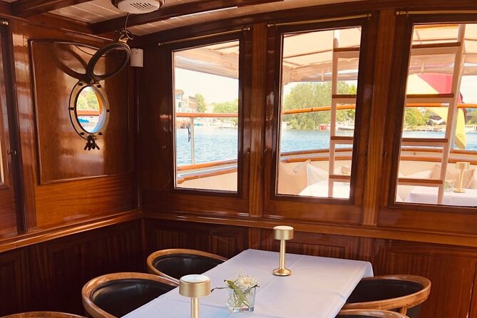 Berlin Boot Sightseeing Tour on Electric Private Yacht - When Sound, Rain, and Seating Matter More Than You Think