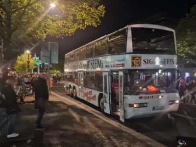 Berlin: Bus Tour by Night with Live Commentary - Getting on: Kurfürstendamm meetup and seat strategy
