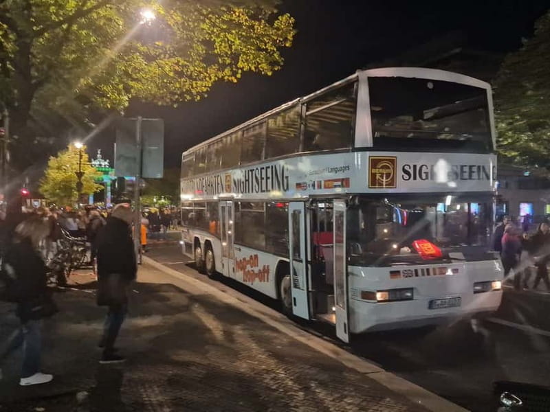 Berlin: Bus Tour by Night with Live Commentary - Getting on: Kurfürstendamm meetup and seat strategy