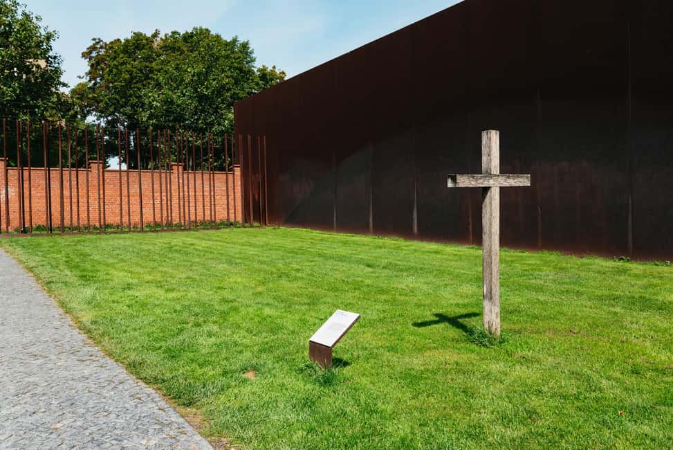 Berlin: Cold War Walking Tour on Berlin Wall Route - The guided story: heroic escape attempts and clear, paced explanations