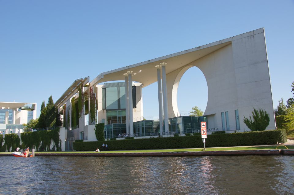 Berlin: Dinner Cruise on the Spree with Prosecco - Dinner on the Spree: what makes the experience feel worth it