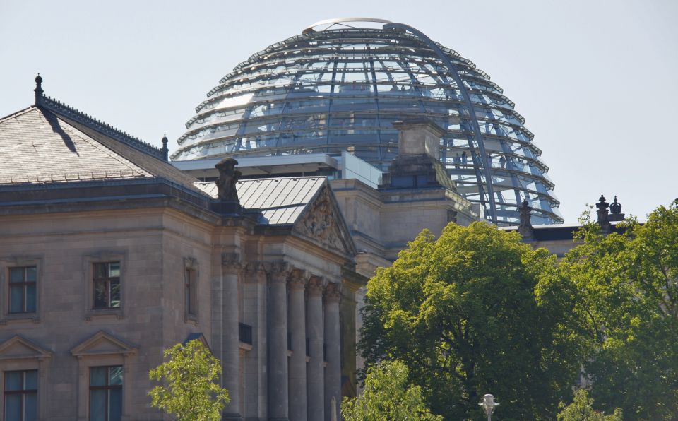Berlin: Dinner Cruise on the Spree with Prosecco - Who should book this Spree dinner cruise—and who should skip it
