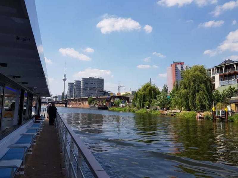 Berlin: East Side Gallery Spree Cruise in a Solar Catamaran - East Side Gallery and the Berlin Wall perspective from the water