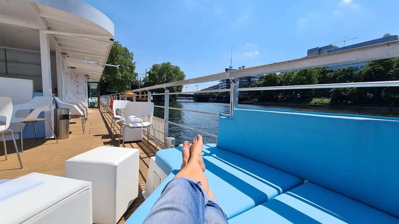 Berlin: East Side Gallery Spree Cruise in a Solar Catamaran - Treptower Park and Insel der Jugend: greener Berlin on a moving frame