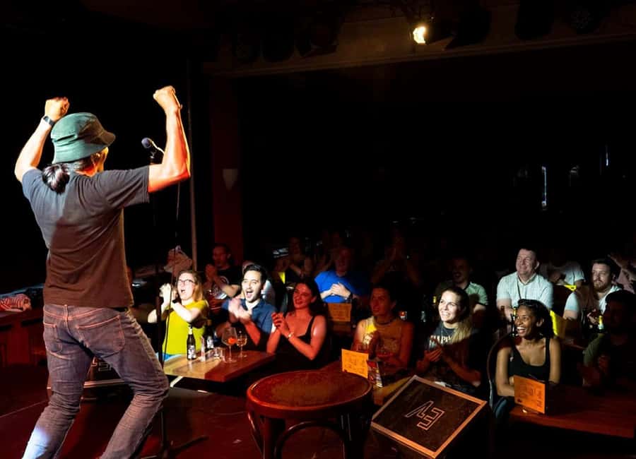 Berlin: English Stand-Up Comedy Show - The 7 pm to 11 pm flow: doors, pizza, showtime