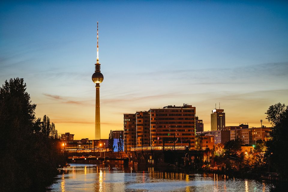 Berlin: Evening City Sightseeing Cruise - Nikolaiviertel to the Federal Chancellery: government lights from the water