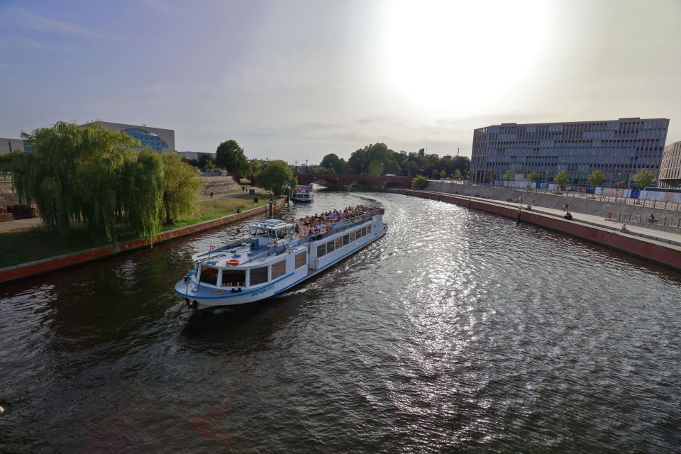 Berlin: Evening City Sightseeing Cruise - Where to meet and how to choose your best seat