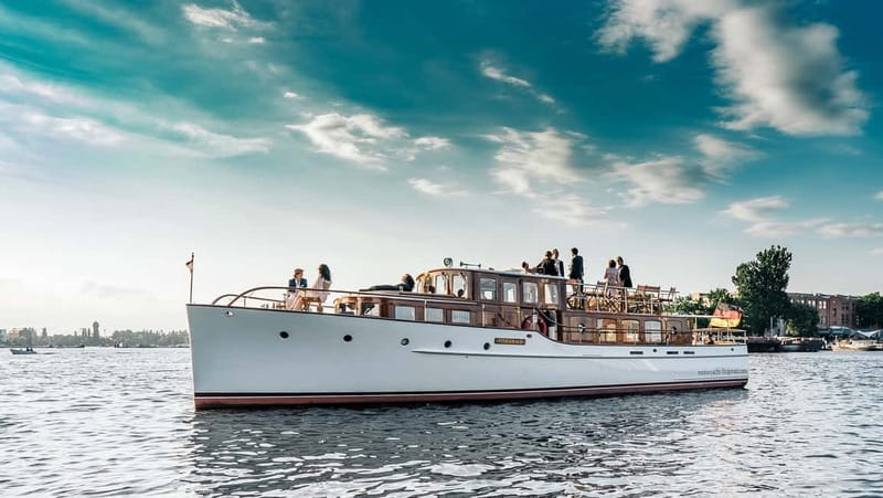 Berlin: Evening Yacht Cruise with Aperitif & Dinner Upgrade - Aperitif on the menu: the drink is part of the experience