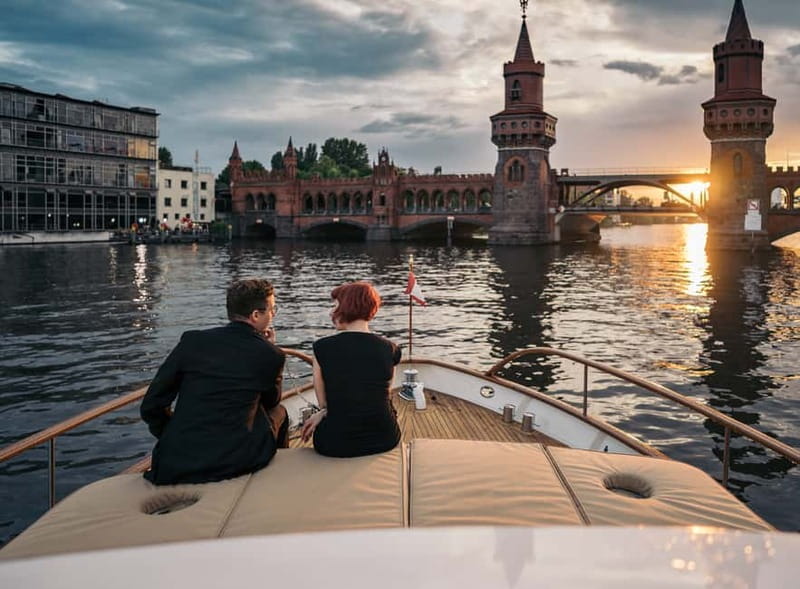 Berlin: Evening Yacht Cruise with Aperitif & Dinner Upgrade - Watching Berlin switch on: what evening light adds from the water