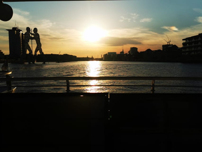 Berlin: Exclusive Boat Tour on a Solar-Powered Catamaran - On-board comfort and the welcome drink + bar setup