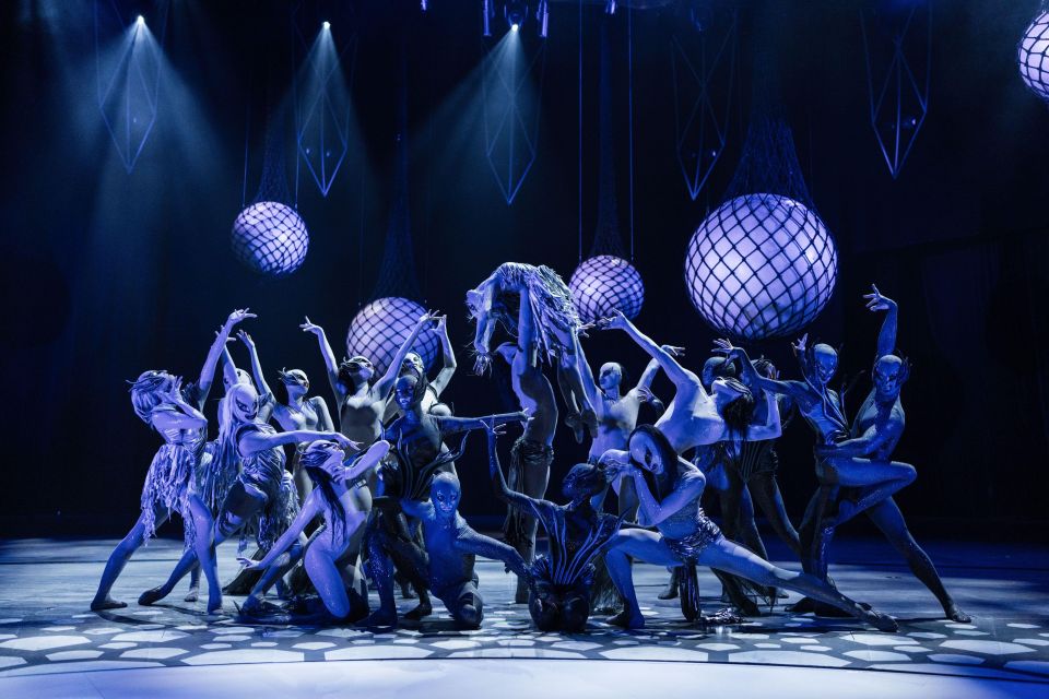 Berlin: FALLING | IN LOVE Grand Show Friedrichstadt-Palast - Language and subtitles: when English support shows up