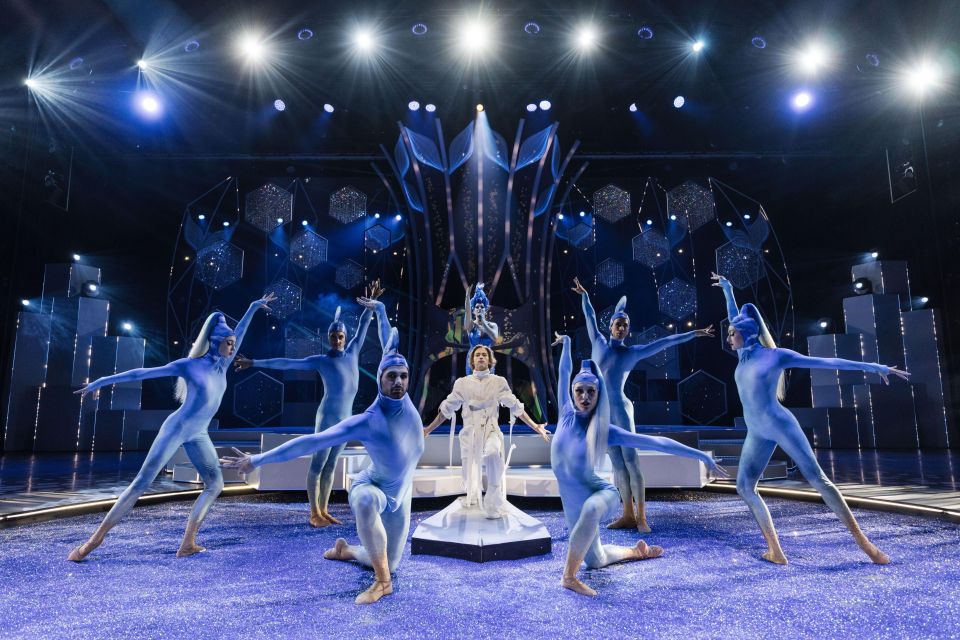 Berlin: FALLING | IN LOVE Grand Show Friedrichstadt-Palast - Booking details you should actually care about