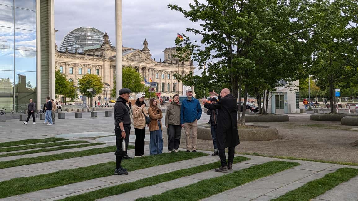 Berlin: Government District around the Reichstag Guided Tour - The Spree River Photo Stop: East-West Themes in One View