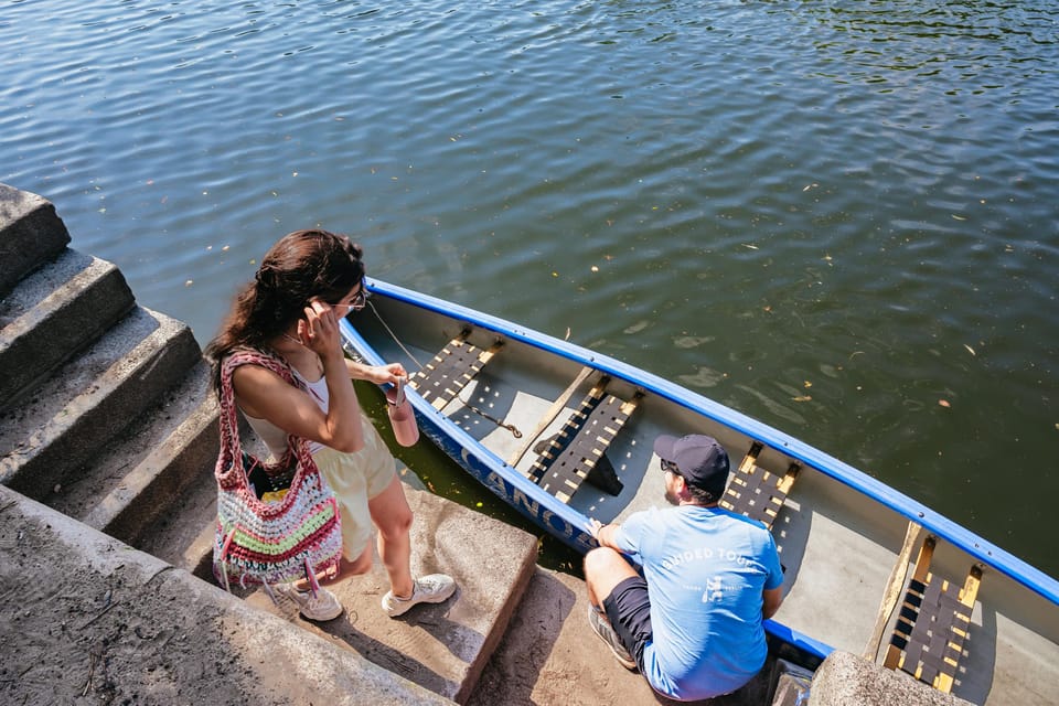 Berlin: Guided Tour by Canoe - Oberbaum Bridge and Badeschiff: Big Sights, Soft Water