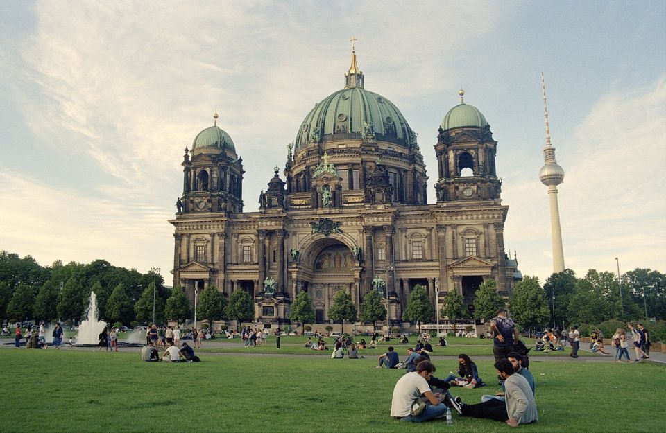 Berlin Historical Highlights Walking Tour - How the Guide Keeps the Walk Feeling Easy