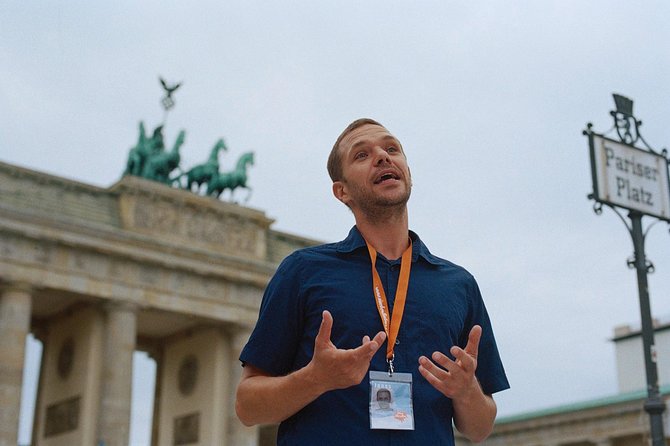Berlin History Walking Tour with a French-Speaking Guide - Unter den Linden and Bebelplatz: reading the city’s scars