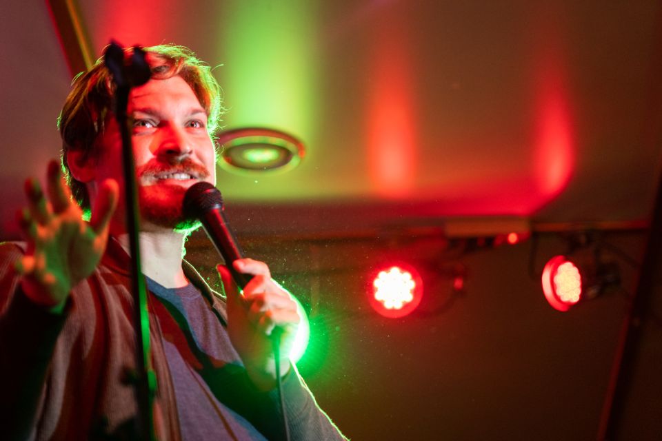 Berlin: Laughing Spree Comedy Show on a Boat - Doors at 8pm: what the night feels like from boarding to first laughs