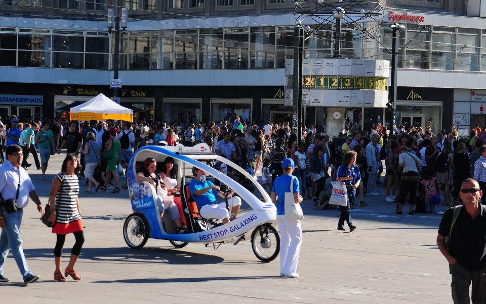 Berlin: Private Guided E-Rickshaw Tour - The classic route: Unter den Linden, Checkpoint Charlie, Brandenburg Gate
