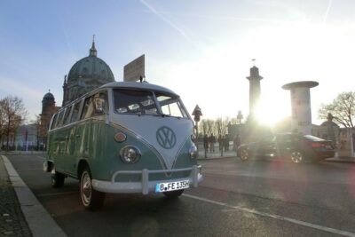 Berlin: Private Sightseeing Tour in Iconic Oldtimer VW Bus - What happens during the 2-hour private loop