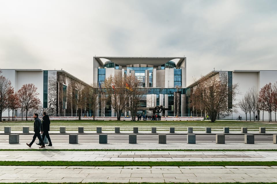 Berlin: Reichstag, Dome and Government District Guided Tour - Rooftop terrace panoramas: how to enjoy the views without rushing