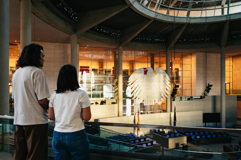 Berlin: Reichstag, Dome and Government District Guided Tour - Meeting at Paul-Löbe-Allee: find the group fast and avoid stress