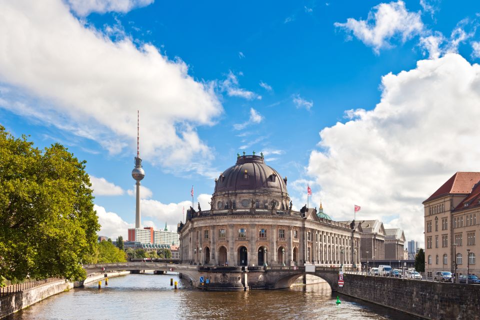 Berlin: Sights and Highlights Bike Tour with a Local Guide - How the Government District changes the feel of the ride