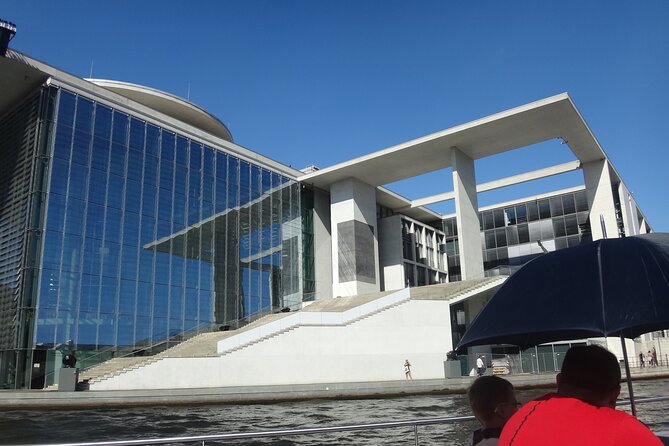 Berlin sightseeing boat tour on the Spree - The one-hour route: Museum Island, then toward Reichstag and the river government stretch