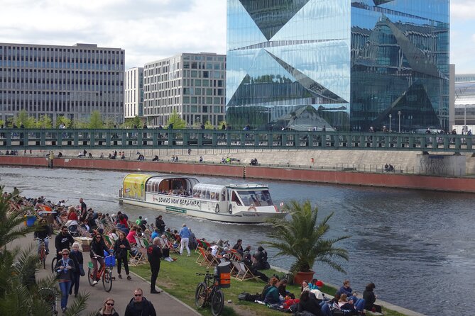 Berlin sightseeing boat tour on the Spree - Mühlendammschleuse and Nikolaiviertel: Berlin’s older layers meet the river’s mechanics