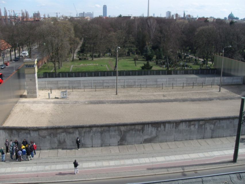 Berlin Wall History Small Group Cycling Tour - From Brandenburg Gate to Checkpoint Charlie and Tränenpalast