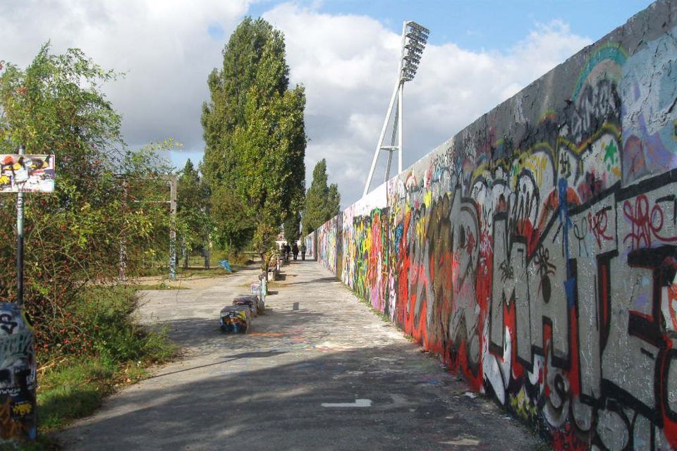Berlin Wall: Small Group Guided Tour - Guide experience and the small-group advantage