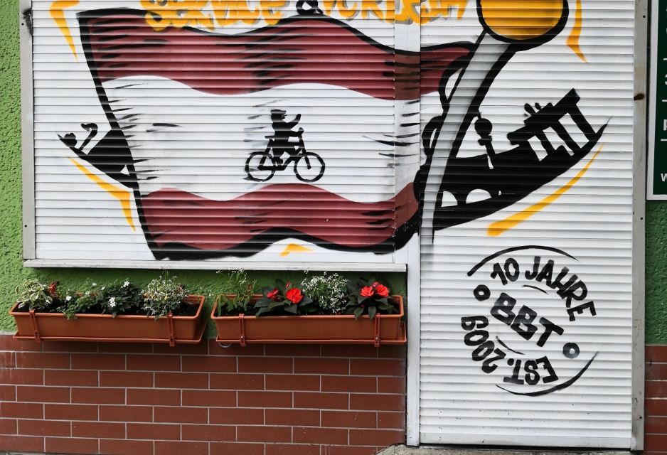 Berlin Wall: Small Group Guided Tour - Walking Ulbrichtkurve: seeing how the wall shaped the city