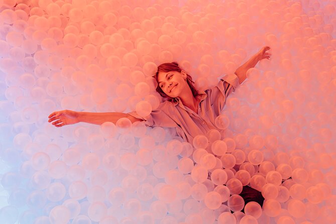 IKONO Berlin Immersive Experience - The room mix: light installations and hands-on interaction